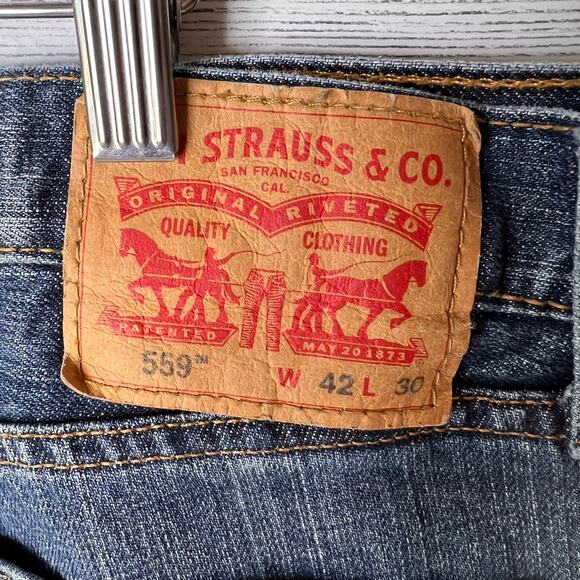 Levis Jeans Mens Size 42 X 30 Relaxed 559 Straight Leg 100% Cotton Denim - Picture 2 of 16